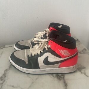 Women’s Nike Air Jordan 1 Mid SE